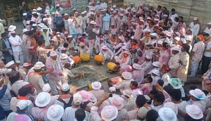 Holi of colours in the courtyard of Baba Bagnath, groups from more than 30 villages reached the court of Shiva