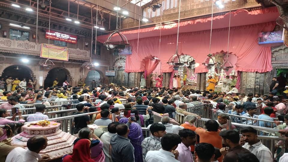 बांकेबिहारी मंदिर में उमड़ी श्रद्धालुओं की भीड़।