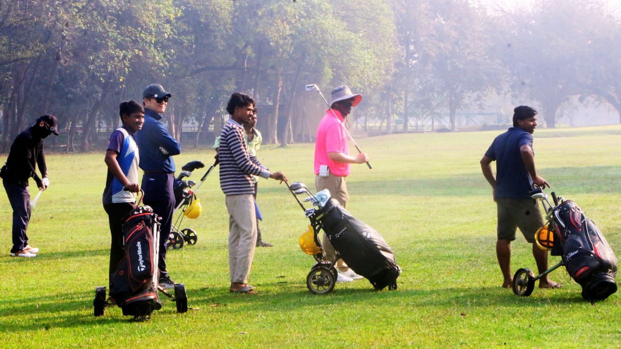 Sports 10 golfers from Bareka 5 from Korea demonstrate dead-hand technique on 70-stroke golf course