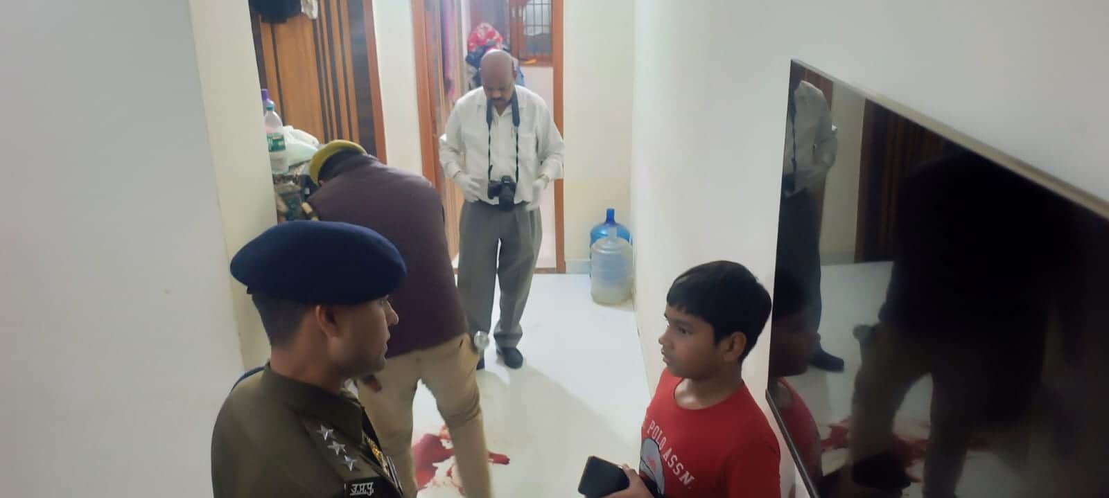 husband killed his wife attacked his daughter himself informed police In Loni