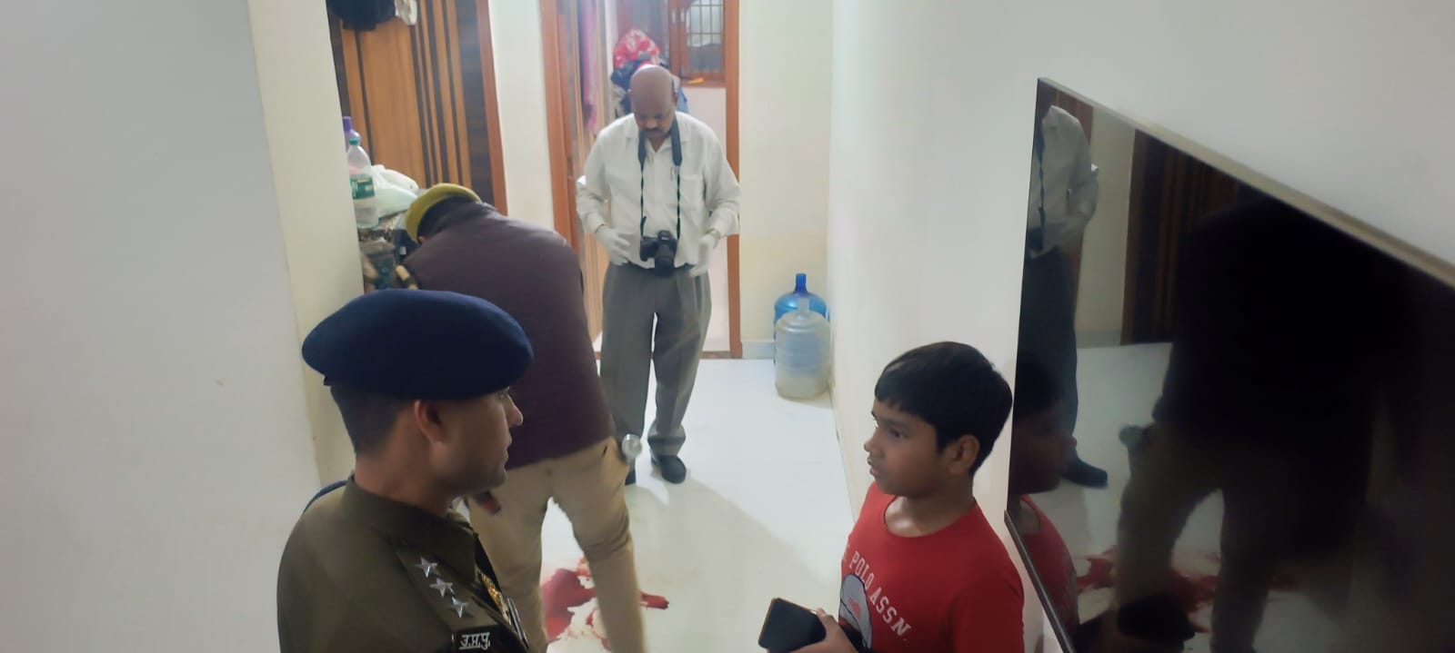 husband killed his wife attacked his daughter himself informed police In Loni