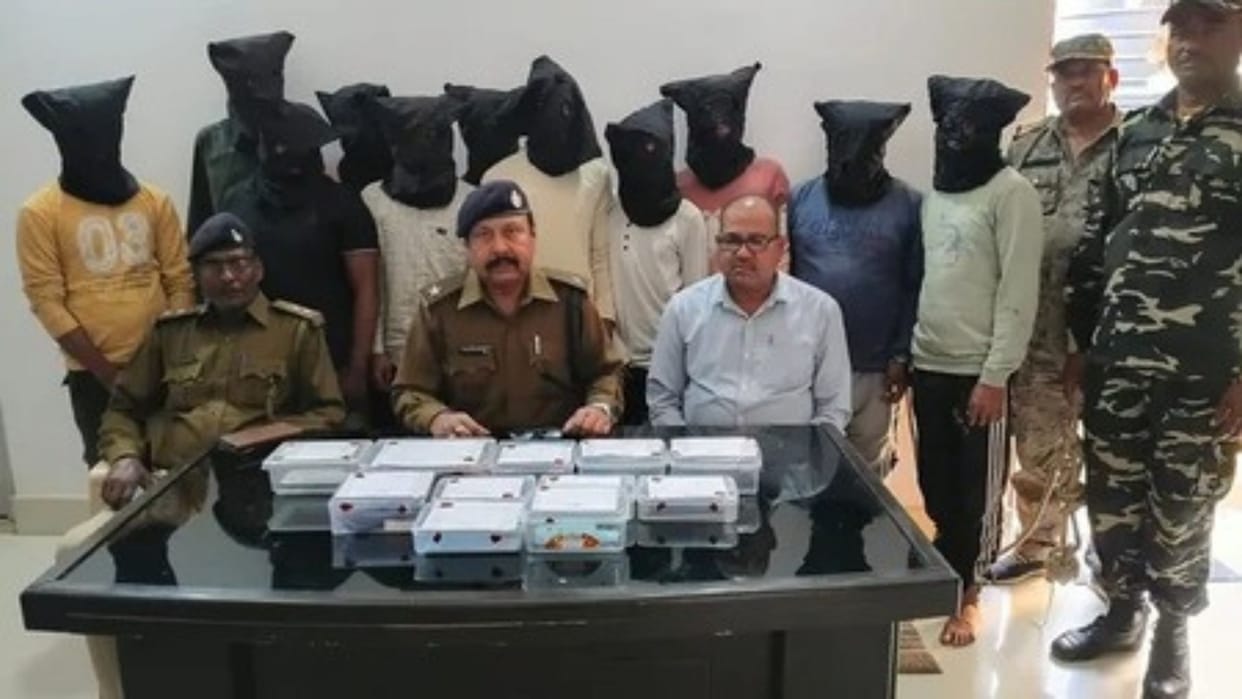 Cyber criminals running fake call center in forest of Deoghar Jharkhand 11 arrested