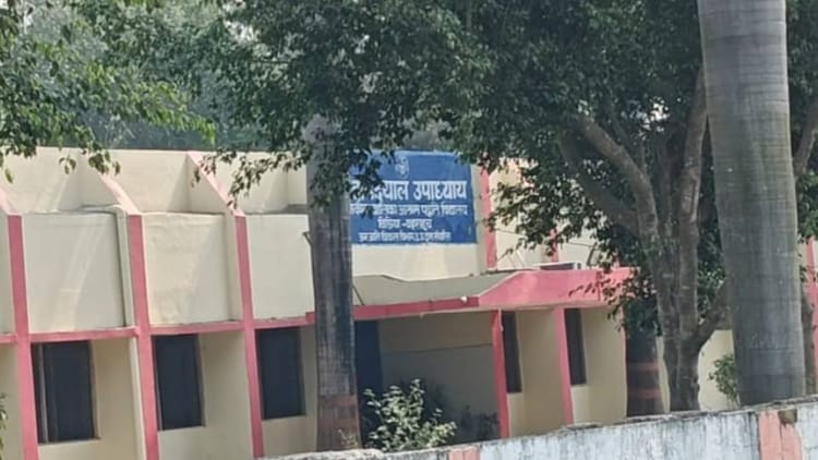 Bahraich: राजकीय विद्यालय में तैनात सफाई कर्मी ने लाठी से पीट-पीटकर पत्नी को मार डाला, पुलिस ने किया गिरफ्तार