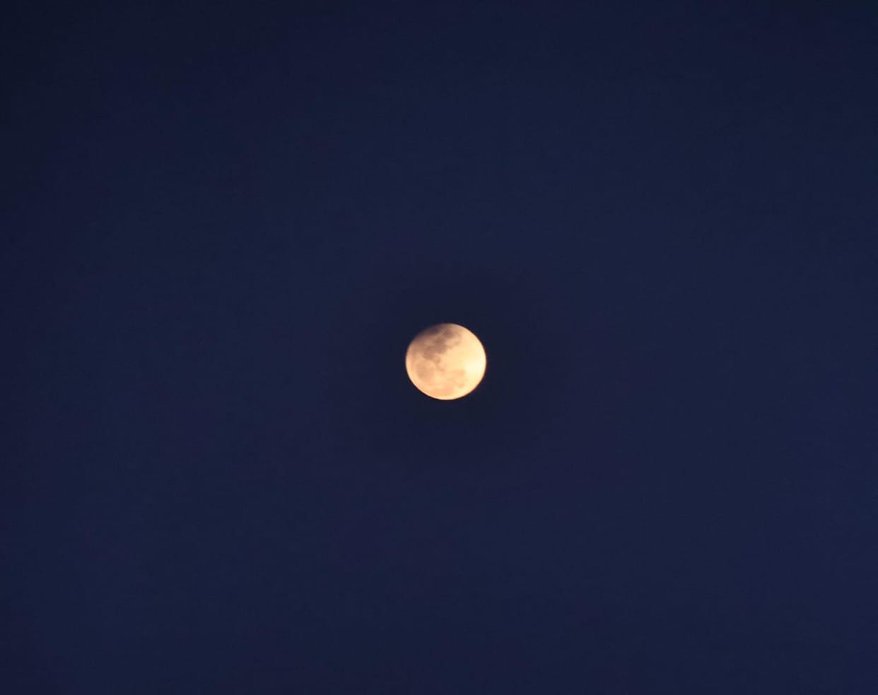 Indore: Lunar eclipse lasted for 9 minutes in Indore, temples remained closed, entry of devotees was also proh