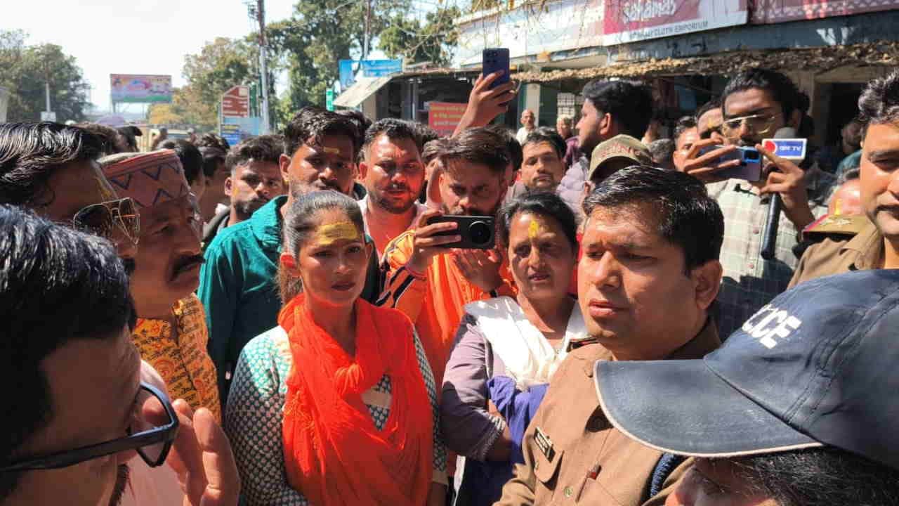 हिंदू संगठनों का थानों में धरना-प्रदर्शन 