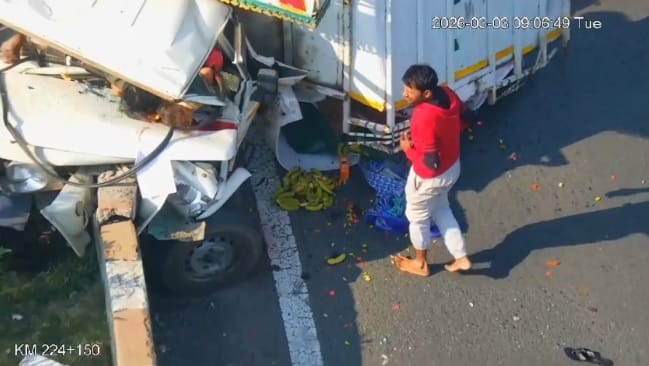 Unnao Accident loader overturned after colliding with divider driver and child died injuring seven others