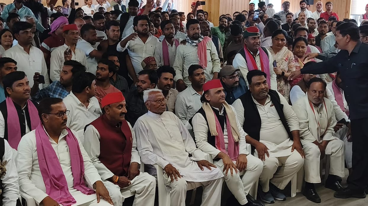 Etawah SPs Holi get together in Saifai Akhilesh leaves stage and sits among party workers