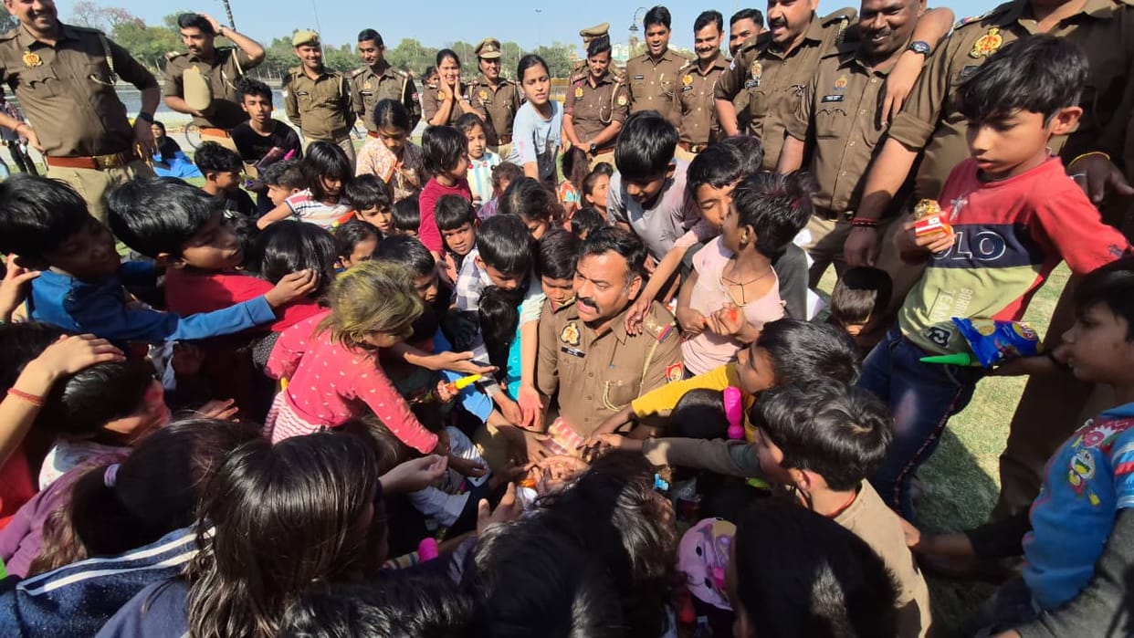 Lucknow: Police officers played Holi with poor and destitute children, gave them gifts.