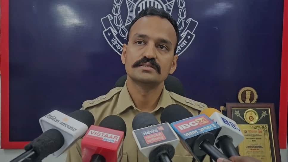 मामले की जानकारी देते हुए रजत सकलेचा, पुलिस अधीक्षक मंडला।