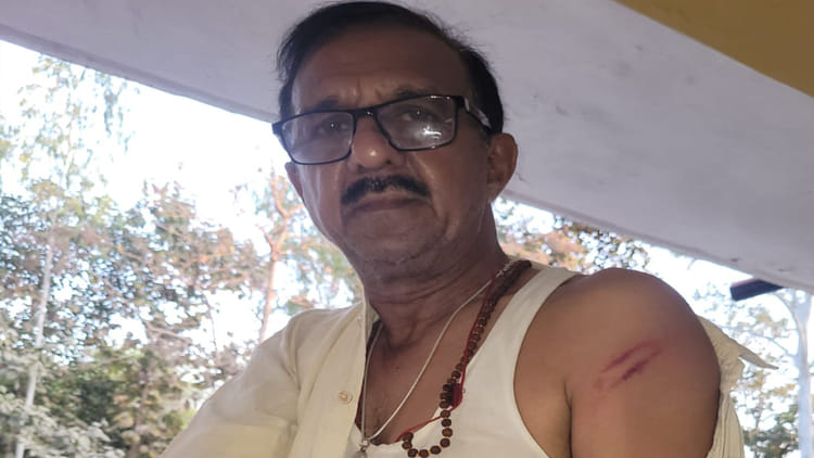 Mahoba: जिस सड़क को ट्रैक्टर से जोता, उसके ठेकेदार को दबंगों ने पीटा