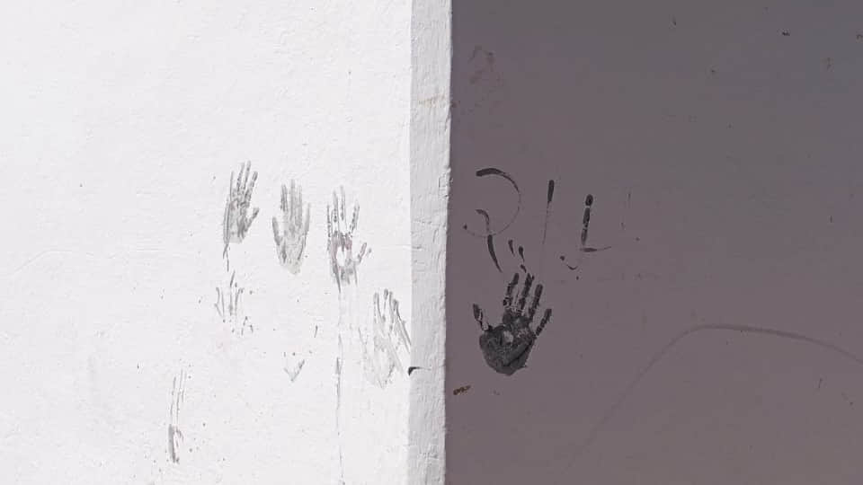 मस्जिद की दीवार पर लगाए पंजे के निशान