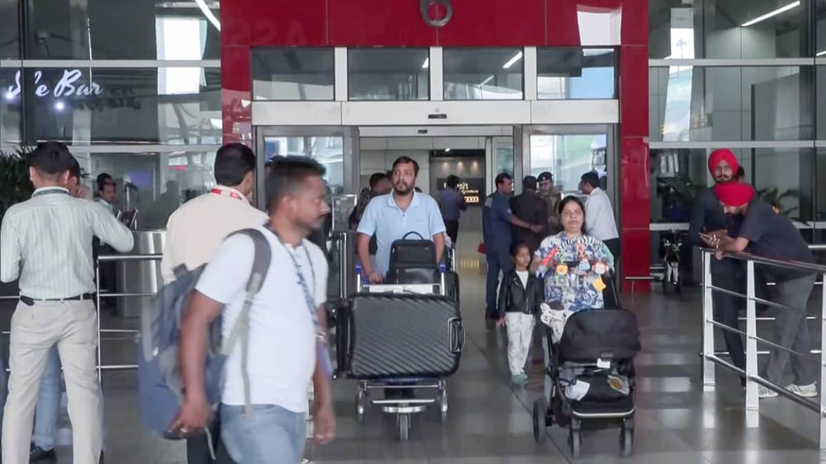 पश्चिम एशिया में तनाव के बीच मस्कट से लौटे भारतीय।