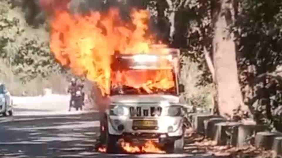 Vikasnagar News pickup vehicle caught fire seeing flames the driver jumped and saved his life