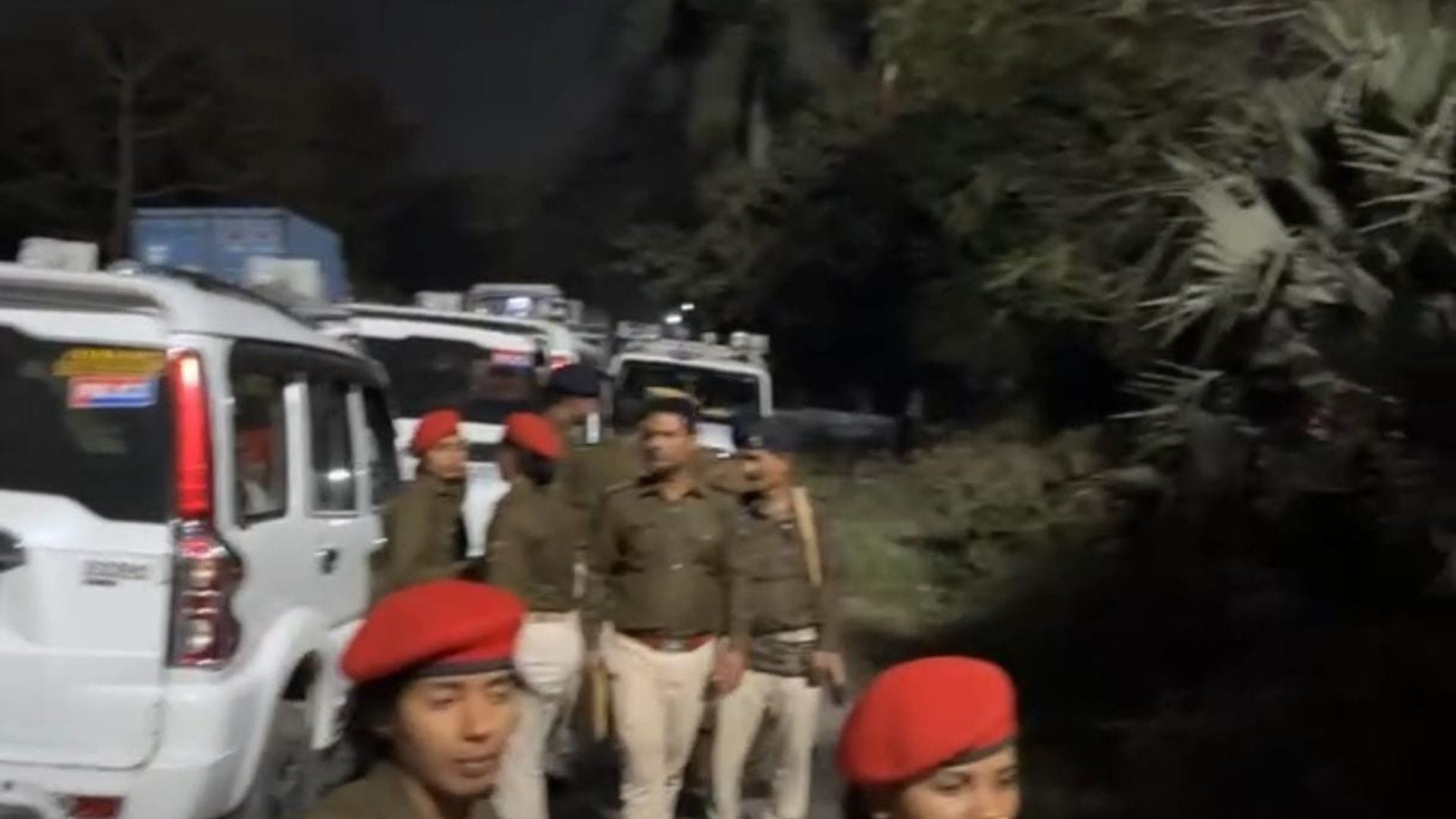प्रदर्शन को खत्म कराने के लिए पहुंची प्रशासन की टीम