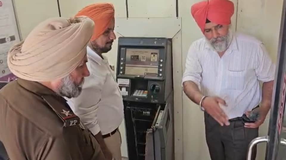 माैके पर जांच करते पुलिसकर्मी