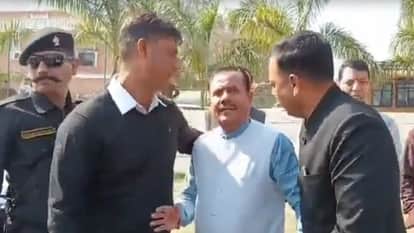 Haridwar News Minister of State gets angry at SP for stopping him from going to the helipad to meet CM