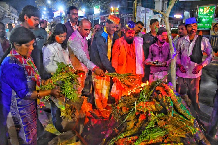 यूपी: सोमवार देर रात जलाई गई होली, कुछ जगहों पर आज भी दहन; चन्द्रग्रहण की वजह से कल खेला जाएगा रंग