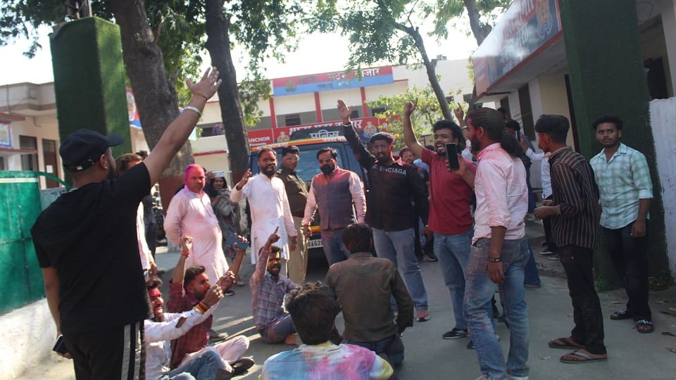 Meerut: Bajrang Dal workers stopped for bursting firecrackers from bike, police accused of indecency, ruckus