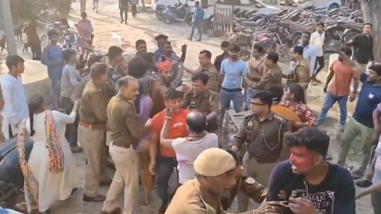 Two groups clash over a trivial matter at Shahdana Square, video goes viral