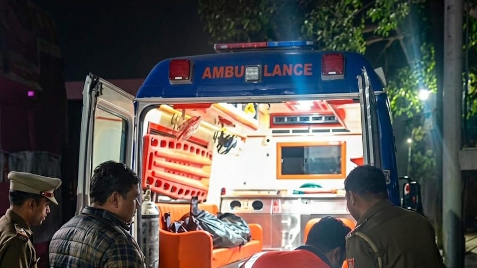 accident in Hapur four people including a woman died; several passengers were injured