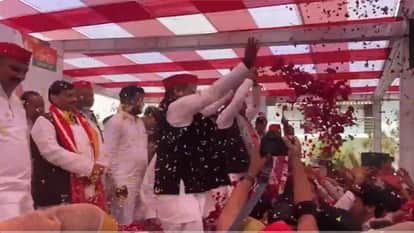 Akhilesh Yadav and Dimple Yadav played Holi with party workers