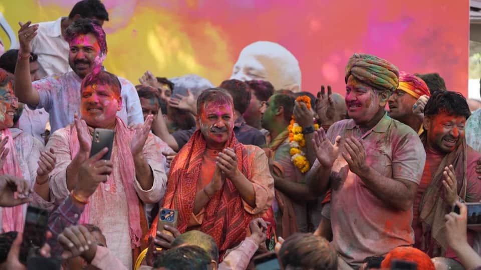 Former CMs Kejriwal and Sisodia played hardcore honest Holi with AAP workers IN DELHI