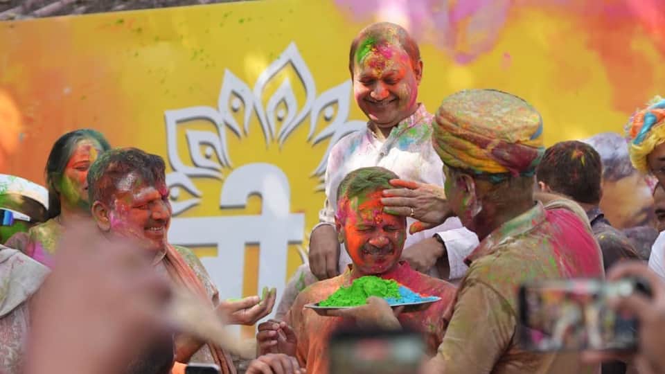 Former CMs Kejriwal and Sisodia played hardcore honest Holi with AAP workers IN DELHI