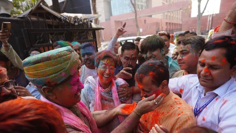 Former CMs Kejriwal and Sisodia played hardcore honest Holi with AAP workers IN DELHI