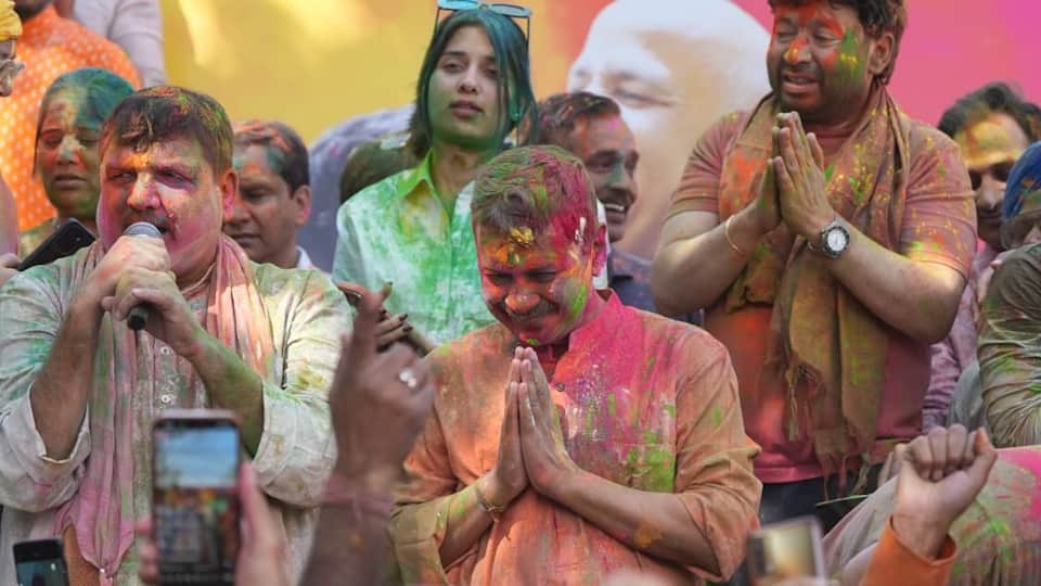 Former CMs Kejriwal and Sisodia played hardcore honest Holi with AAP workers IN DELHI