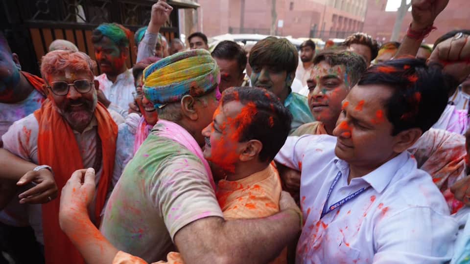 Former CMs Kejriwal and Sisodia played hardcore honest Holi with AAP workers IN DELHI