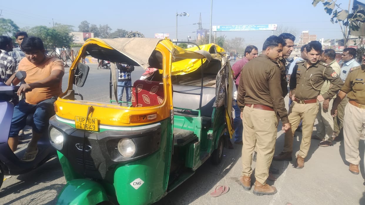 One person died on the spot and several others were injured when an auto-rickshaw overturned near Andawa