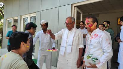 Bhopal News: Holi celebrations held at Digvijay Singh's Bhopal residence, with gulal and gujiyas as a message