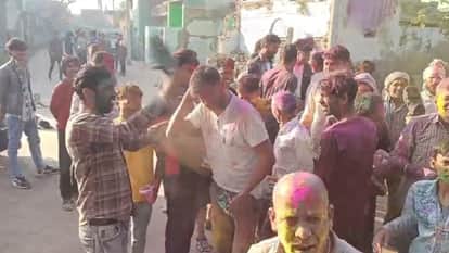 Holi was played with shoes and slippers in Mathura