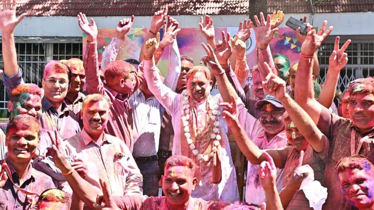 Holi 2026: मुख्यमंत्री निवास रायपुर में रंगों की बौछार; सीएम साय ने अधिकारियों-कर्मचारियों के साथ खेली होली