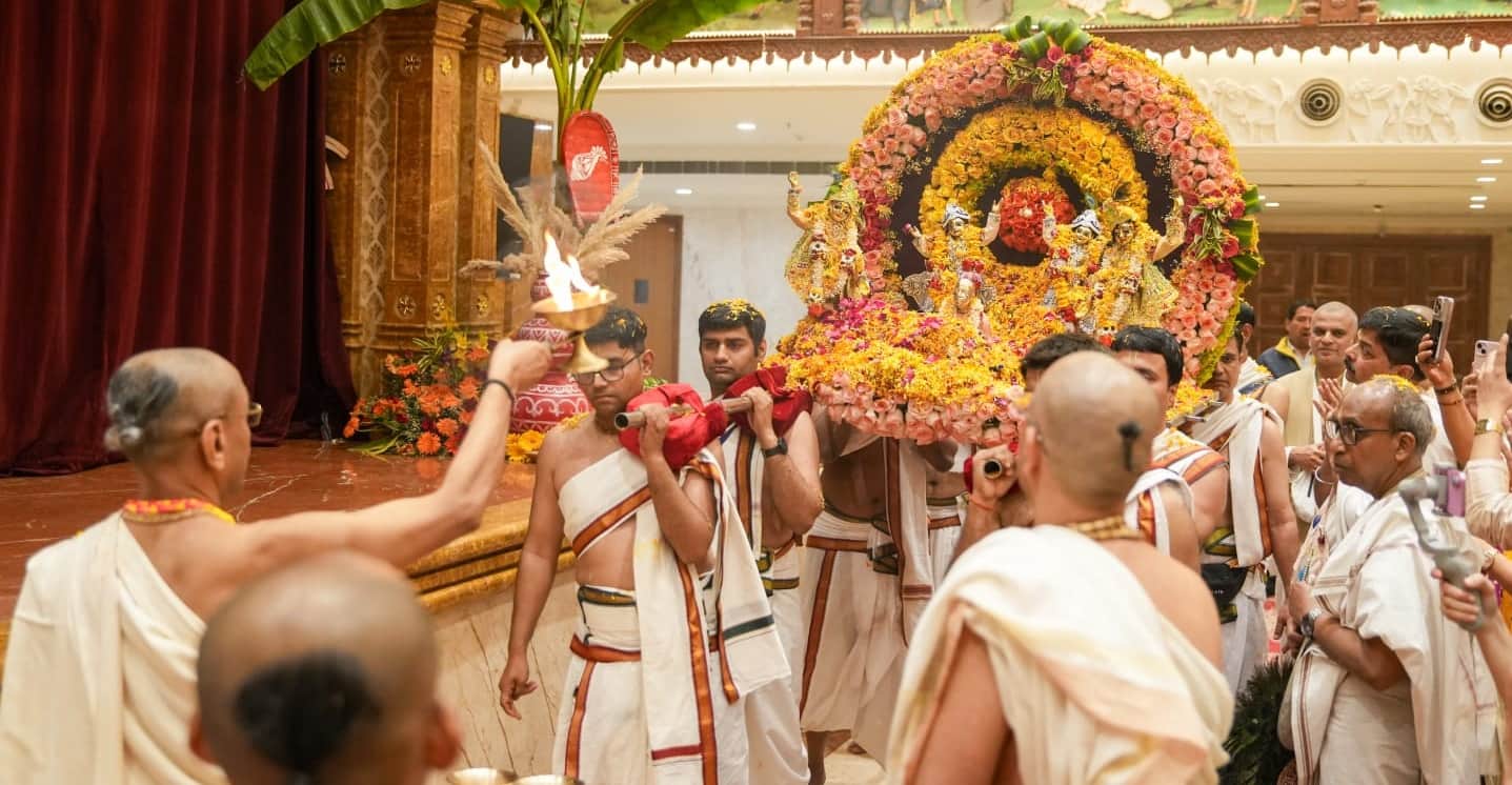 Devotion at Gaur Purnima: Grand Abhishek and Kirtan at Vrindavan Chandrodaya Temple