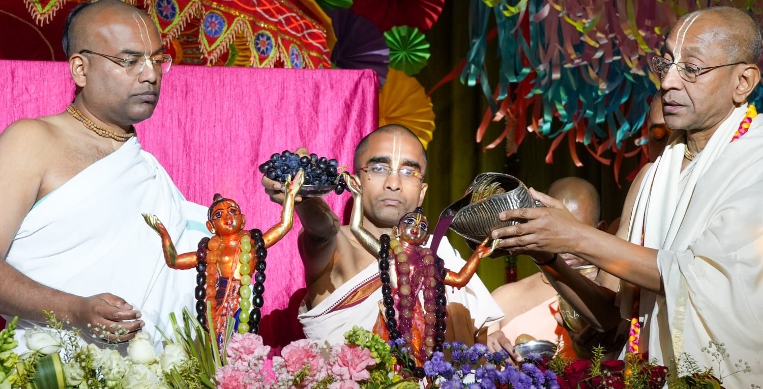 Devotion at Gaur Purnima: Grand Abhishek and Kirtan at Vrindavan Chandrodaya Temple