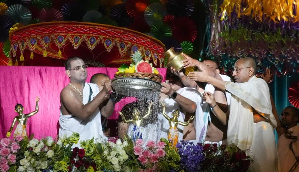 Devotion at Gaur Purnima: Grand Abhishek and Kirtan at Vrindavan Chandrodaya Temple