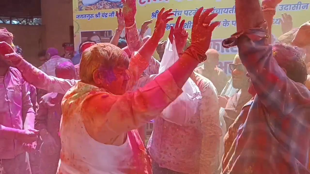 होली के आयोजन में जमकर थिरके सांसद अनिल फिरोजिया