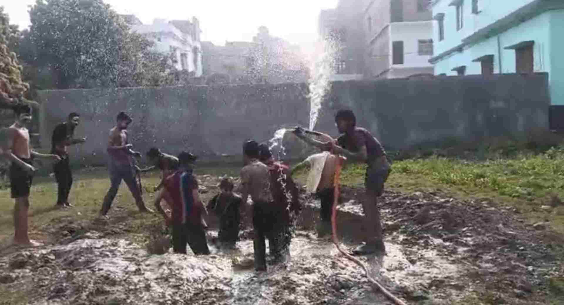 होली खेलते बच्चे