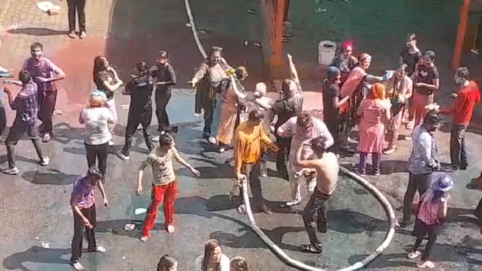 Holi: People of Meerut, Muzaffarnagar, Baghpat, Bijnor, Saharanpur and Shamli immersed in the fun of colors