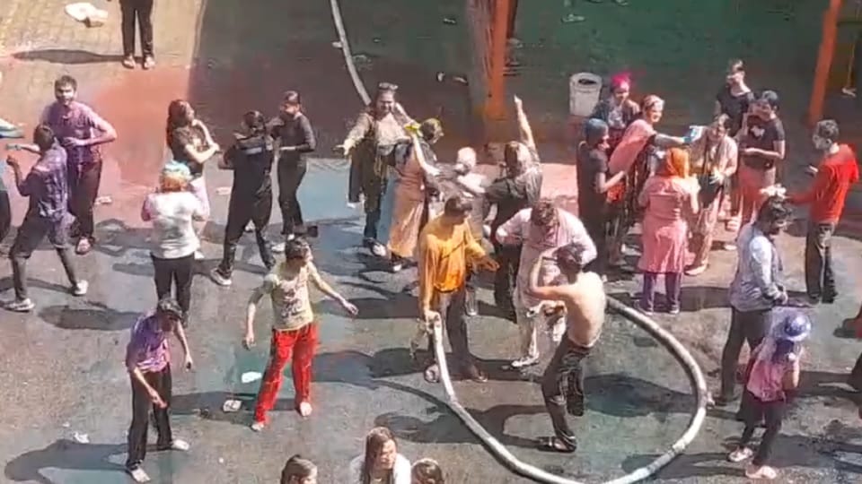 Holi: People of Meerut, Muzaffarnagar, Baghpat, Bijnor, Saharanpur and Shamli immersed in the fun of colors