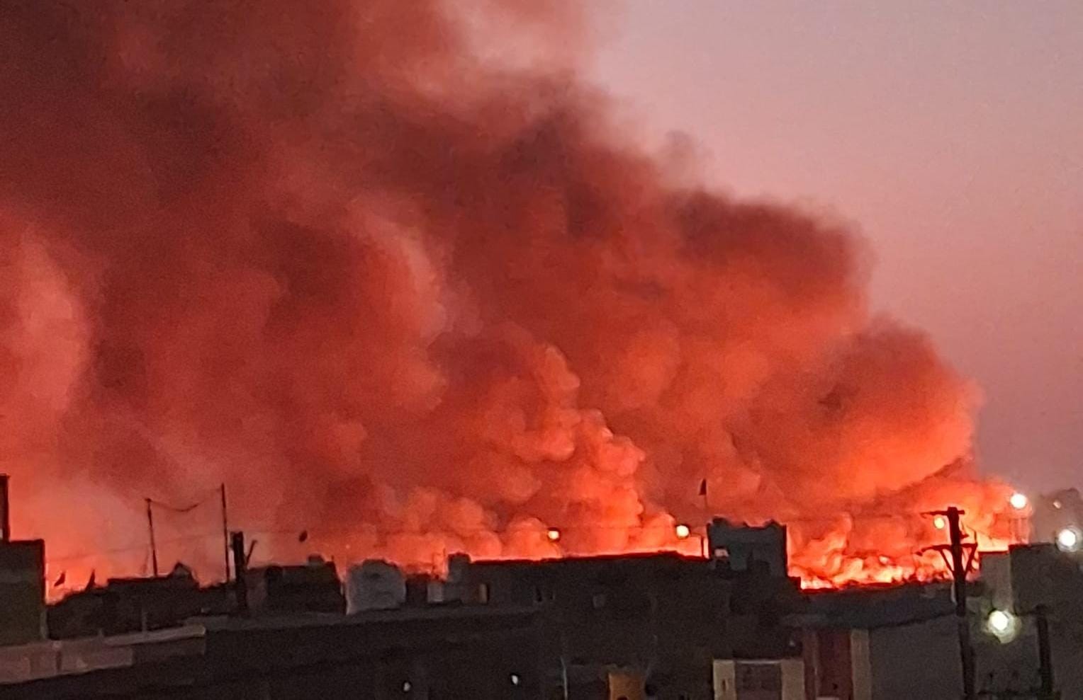 इंदौर के एयरपोर्ट इलाके से दिखीं आग की लपटें