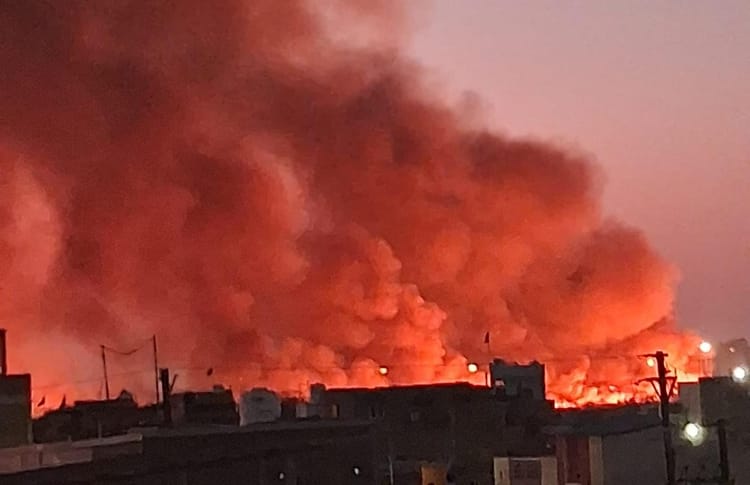 Indore News: इंदौर एयरपोर्ट के पास सूखी झाड़ियों में लगी विकराल आग, आधा किलोमीटर दूर से दिख रही थीं लपटें