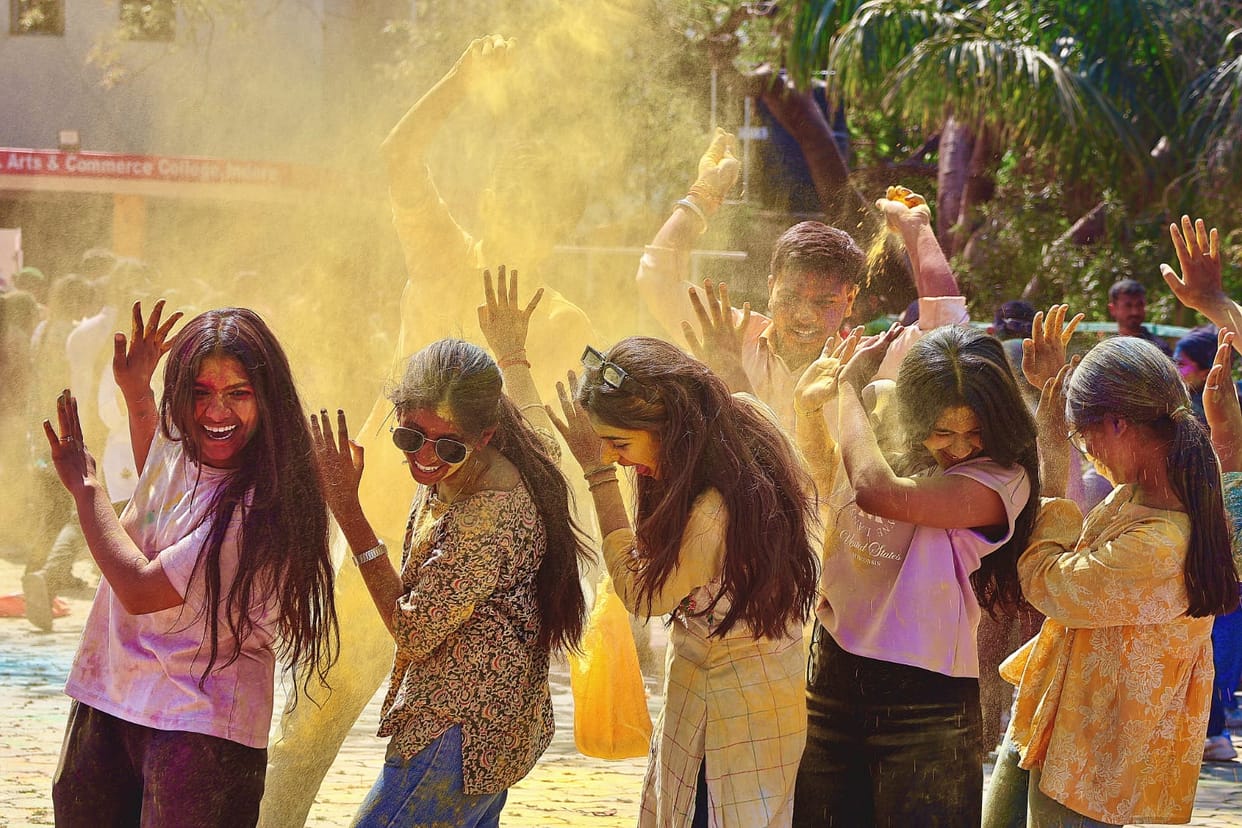 Indore news: People celebrated Holi with great enthusiasm in Indore, strict police vigil was maintained at the