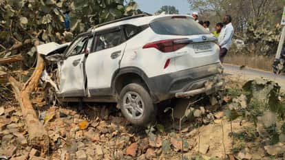 Sultanpur: High-speed car hits tree, front portion shattered, two youths killed; condition of others critical