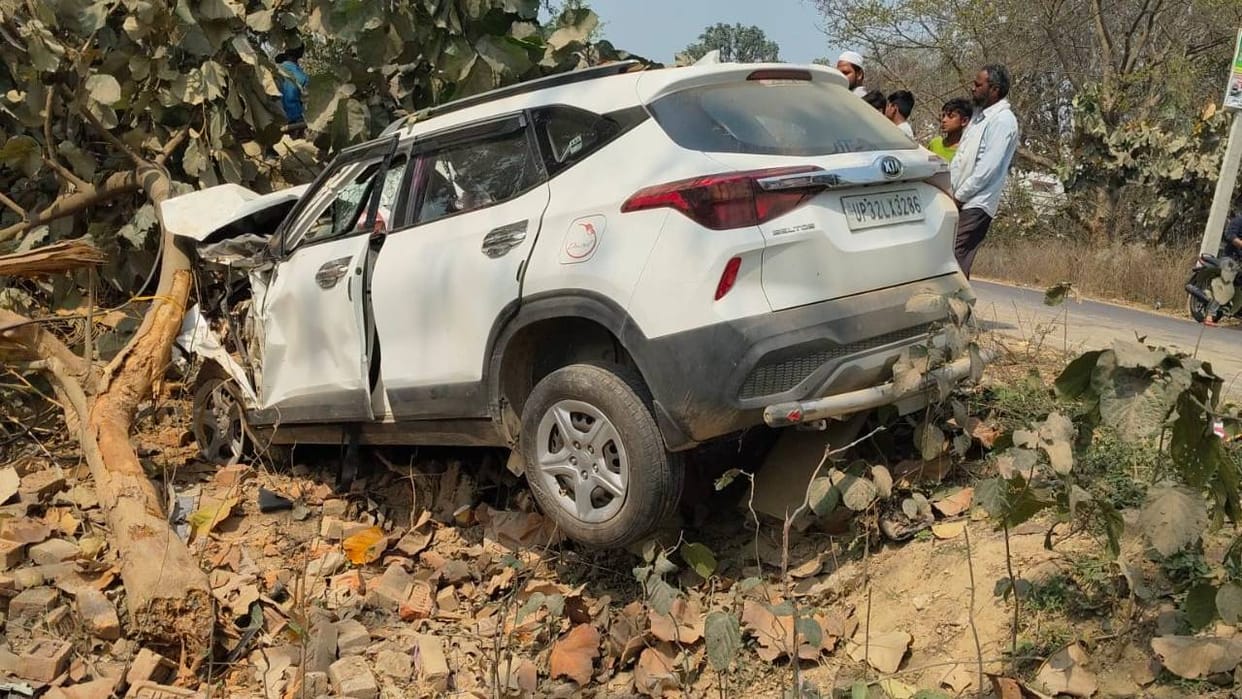 Sultanpur: High-speed car hits tree, front portion shattered, two youths killed; condition of others critical