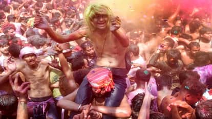 Holi In Prayagraj: Colors rained heavily in Sangam city, the entire city rejoiced in the Nakabandi Holi