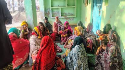 woman hanged herself due to financial crisis in tundla