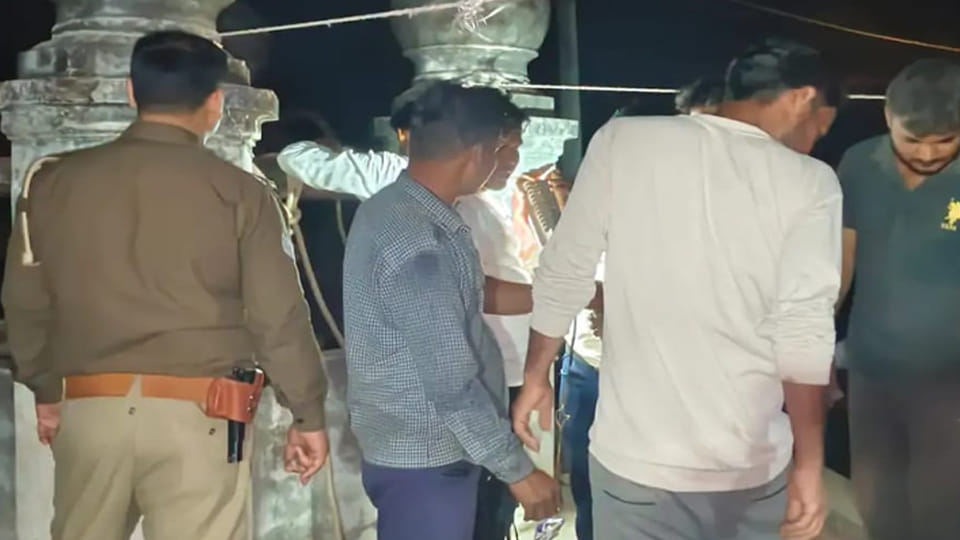 Etawah: After a dispute with her husband, a woman and her daughter jumped into a well; daughter die