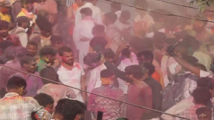 यूपी में होली की धूम: मथुरा, काशी और अयोध्यावासी रंगों से हुए सराबोर, हर जगह उल्लास; मस्ती में निकलीं टोलियां